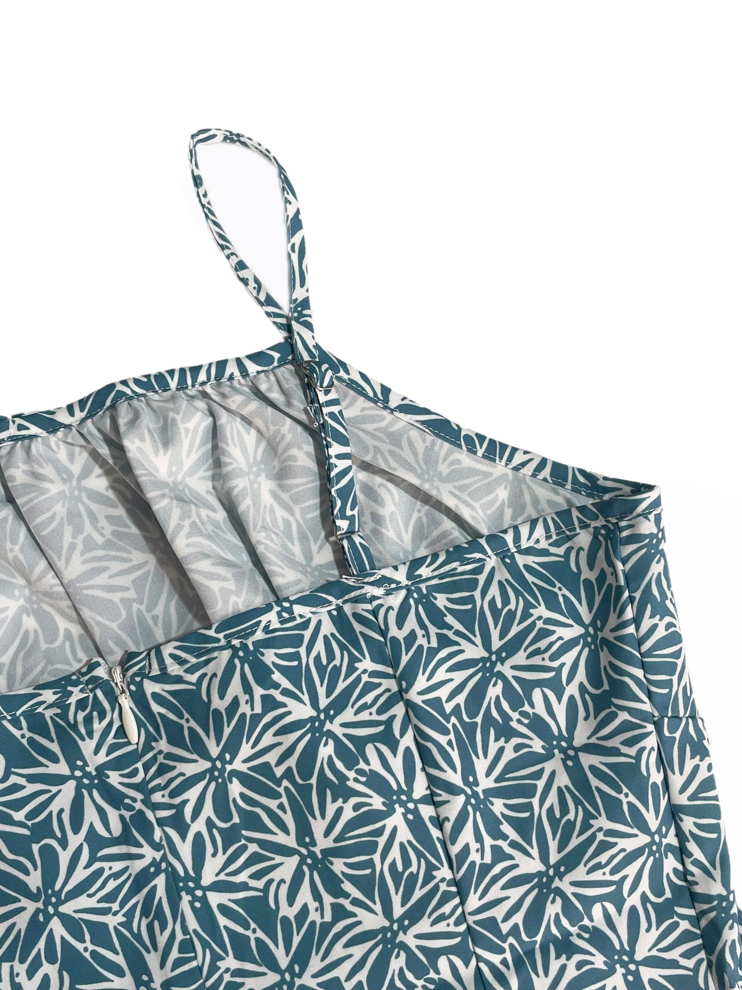 Robe d’été élégante à bretelles avec fente latérale