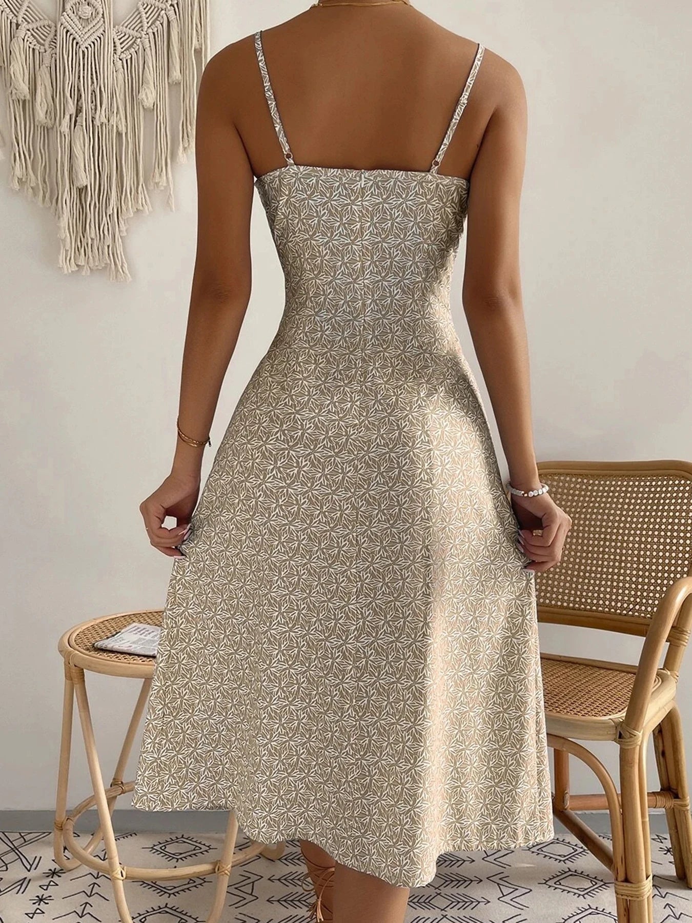 Robe d’été élégante à bretelles avec fente latérale